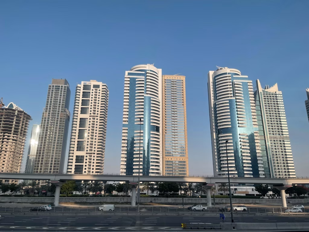 Does the “sustainability rating” of my building have an impact on the RERA Smart Rental Index? In 2026, green building rent in Dubai is steadily being led by the DLD ‘Building Star Rating’ system, which grants energy-saving buildings with higher benchmark tiers.